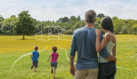 Familie erhält Baukindergeld