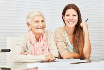 Seniorin mit Betreuerin Seniorin mit Betreuerin