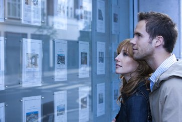 Paar bei der Immobilienauswahl Paar bei der Immobilienauswahl