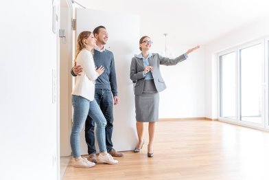 Wohnungsübergabe durch Vermieterin Wohnungsübergabe durch Vermieterin