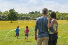 Familie erhält Baukindergeld